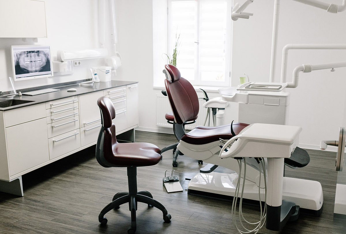Behandlungszimmer beim Zahnarzt in Oberschneiding
